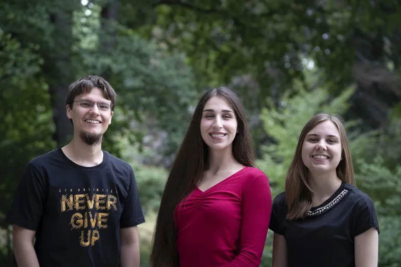  Samuel Goll, Andrijana Ivanovic (Mitte), und Laura Sophie Rink gehören zu den aktuellen Deutschlandstipendiatinnen und -stipendiaten an der Philipps-Universität (Foto: Christopher Rommel)